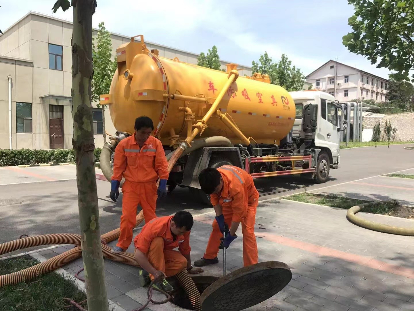 平塘化粪池清理与5-8吨吸粪车施工效率分析